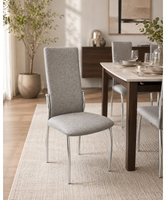 Silla de comedor tapizada gris con respaldo alto y patas cromadas de metal