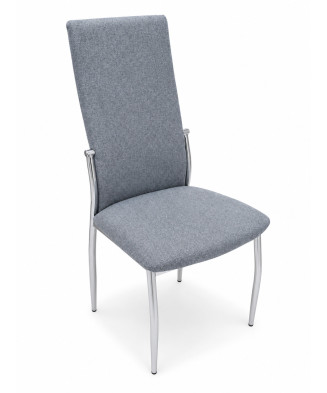 Silla de comedor tapizada gris con patas cromadas y respaldo alto