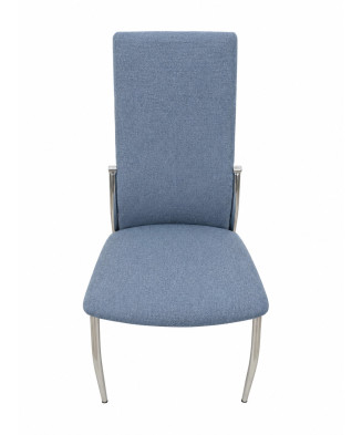 Silla de comedor tapizada gris azulado con respaldo alto y patas cromadas