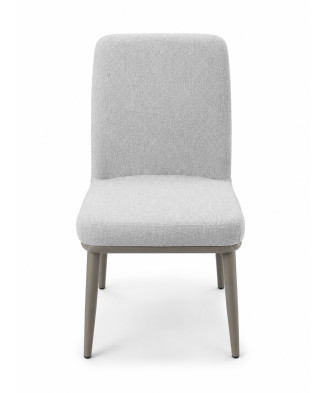 Silla de comedor tapizada en gris claro con patas de madera, diseño nórdico moderno
