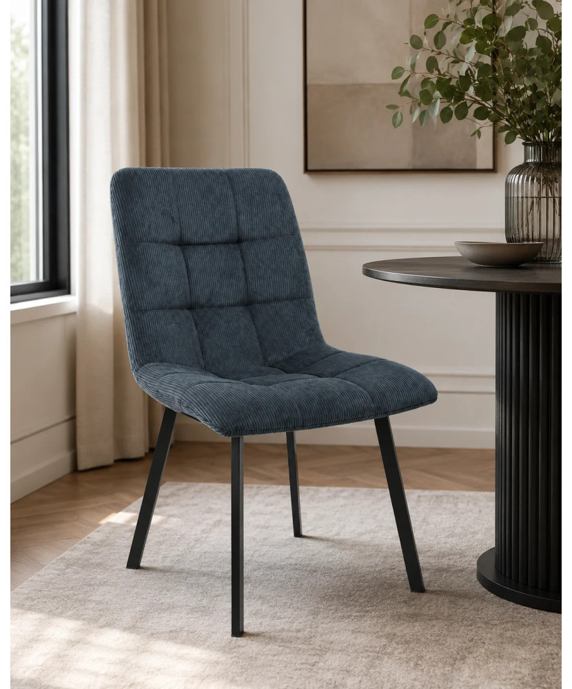 Silla de comedor tapizada en pana azul con patas metálicas negras y respaldo acolchado